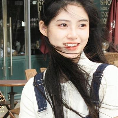 随盲柳入眠的女人